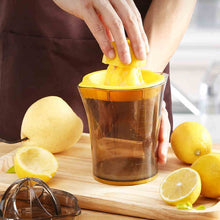 Load image into Gallery viewer, kn260 Simple Manual Fruit Juicer, Size: 15 x 13.5cm, Fruit Juicer