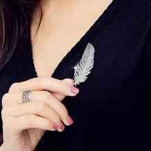 Load image into Gallery viewer, Simple Lady Feather Pattern High-grade Platinum Suits Corsage Brooch, Feather Pattern