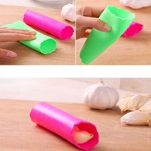 Load image into Gallery viewer, 5 PCS Soft Resin Tube Shaped Reusable Magic Handheld Rolling Garlic Peeler Kitchen Tools (Random Color Delivery), Random Color Delivery