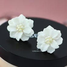 Load image into Gallery viewer, 2 PCS Lovely white Flower Pearl Pendant Circle Earrings