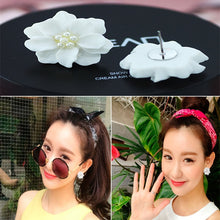 Load image into Gallery viewer, 2 PCS Lovely white Flower Pearl Pendant Circle Earrings