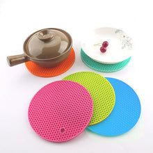 Load image into Gallery viewer, Honeycomb Silicone Round Non-slip Heat Resistant Mat, Size: 18x18x0.8cm, Honeycomb Silicone Mat