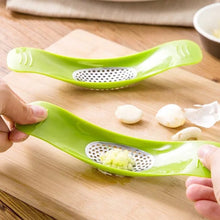 Load image into Gallery viewer, 2 PCS Multifunctional Stainless Steel Arc-shaped Garlic Press Household Manual Garlic Crusher, Random Color Delivery, Garlic Crusher