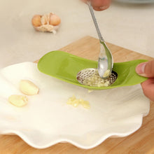 Load image into Gallery viewer, 2 PCS Multifunctional Stainless Steel Arc-shaped Garlic Press Household Manual Garlic Crusher, Random Color Delivery, Garlic Crusher