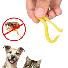 Load image into Gallery viewer, 2 PCS Pet Catcher Flea Clipper Animal Deworming Pull Hard Tick Extractor Cats and Dogs Lice Scavenging Flea Hook, 2 PCS Green, 2 PCS Yellow, 2 PCS Blue