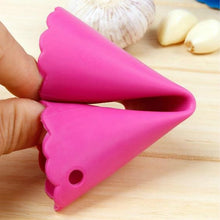 Load image into Gallery viewer, 2 PCS Kitchen Peeling Garlic Press Garlic Peeler Does Not Hurt the Hand Silicone Garlic Peeler, Green, Red, Blue