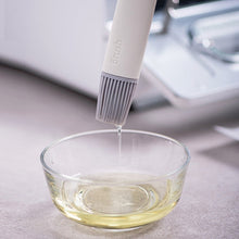 Load image into Gallery viewer, Kitchen Brush Removable Silicone Oil Brush Baking Barbecue Brush Oil Tool Random Color Delivery