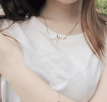 Load image into Gallery viewer, Necklace Love Shaped Titanium Steel Heartbeat Lockbone Chain Heart Pendant Necklace Female Retro Necklace Jewelry Accessorie, Gold, Silver