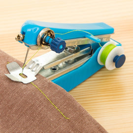 Portable Mini Small Handheld Sewing Machine Household Multifunctional Pocket Manual Micro Tailoring Machine, Random Color Delivery