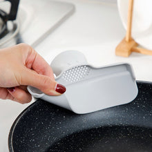 Load image into Gallery viewer, 5 PCS Spill-Proof Kitchenware Pots And Pans Edge Deflector Duckbill Liquid Deflector Spout Pouring Device, Pots And Pans Edge Deflector