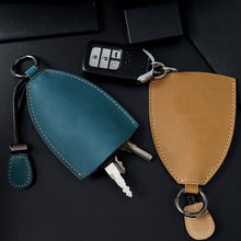 Load image into Gallery viewer, 18Y-009 Vintage Handmade Leather Car Pull-Out Key Case, Plant Tanned Leather, Oil Wax Skin Olive Green, Oil Wax Skin Blue, Oil Wax Skin Tea, Oil Wax Skin Camel